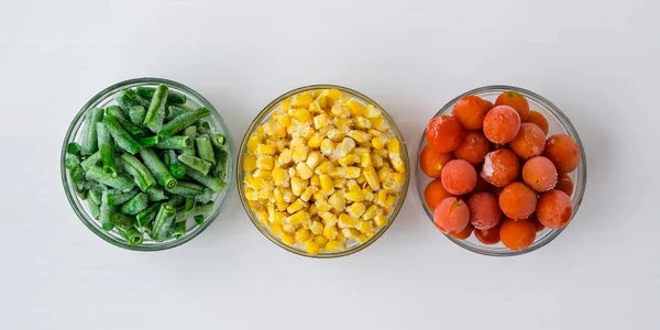 Três Tigelas Legumes Congelados Comida Milho Amarelo Feijão Verde Tomates — Fotografia de Stock