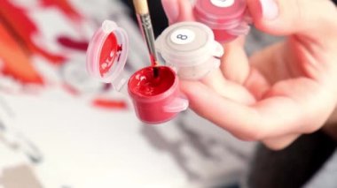 4K kadın eli, tuval çizmek için boya karıştırıyor. Açık kavanoz yağlı boyaya boyanmış boya. Hobi olarak. Evde yalnız kalmak için boş zaman aktivitesi, anti-stres fikri. Yaratıcılık Atölyesi. 