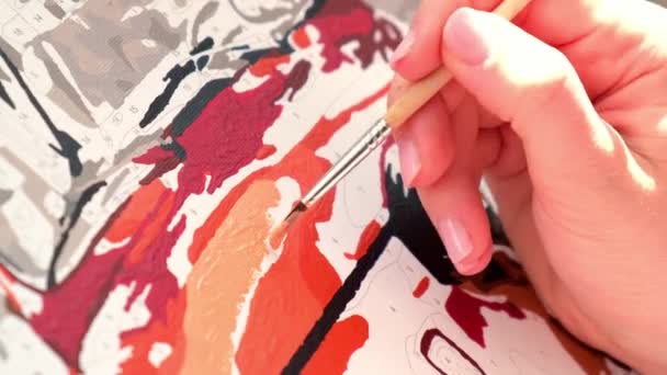 4k Mani femminili colorazione disegnare tela Immagine da numeri auto e ragazza. Un hobby creativo. Vernice per principianti. Attività per il tempo libero per rimanere a casa isolamento, anti-stress idea. — Video Stock