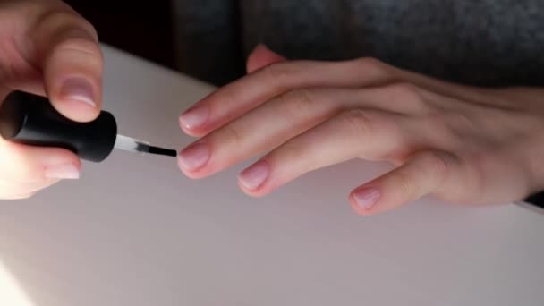 Las manos femeninas hacen manicura. Cuidado de uñas, cuidado personal. Haz la manicura tú solo mientras te quedas en casa. Diy. — Vídeo de stock