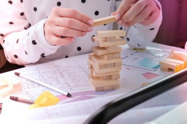 Mimar tasarımcı iç mimar yaratıcı işçi el evin masa mimarisi planı üzerine bir blok tahtası oyunu oynuyor, bir renk paleti. Kadın mimar ofis işyerinin planlarını çiziyor. Çalışma Alanı