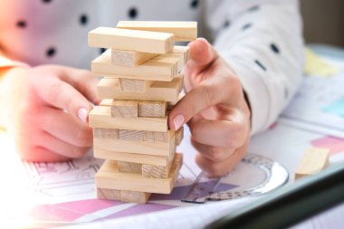 Mimar tasarımcı iç mimar yaratıcı işçi el evin masa mimarisi planı üzerine bir blok tahtası oyunu oynuyor, bir renk paleti. Kadın mimar ofis işyerinin planlarını çiziyor. Çalışma Alanı