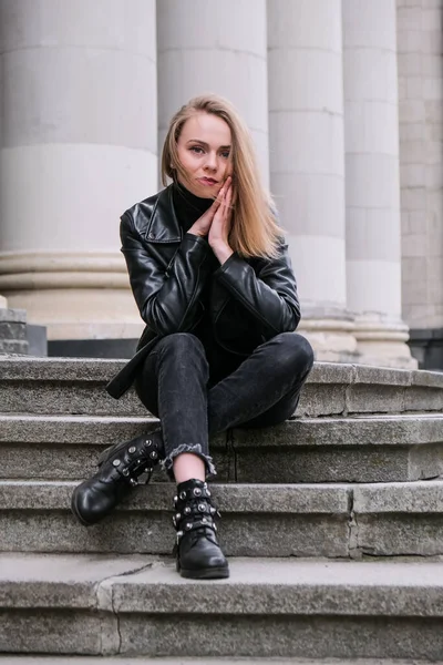 Retrato de una joven rubia con labios rojos con chaqueta de cuero en las escaleras del edificio corporativo. Empresaria profesional. Calle urbana ciudad estilo de vida —  Fotos de Stock