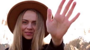 Kırsalda güneş ışığıyla oynayan siyah kazaklı, bej şapkalı 4k beyaz kadın. Altın saat, Cottagecore. Yerel seyahat. Yavaş yaşam. Ruh Sağlığı