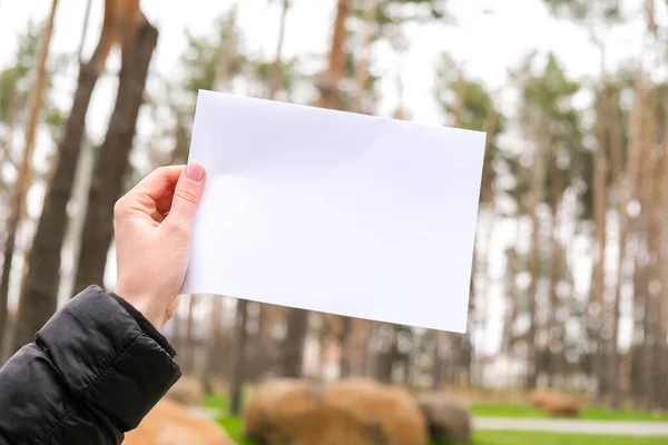 Manos Femeninas Pie Con Hoja Papel Blanco Vacío Aire Libre — Foto de Stock