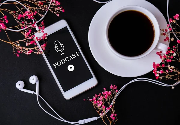 İş yerinde kulaklıklı cep telefonu yayını. Podcast dinliyorum. Audiobook. Çevrimiçi eğitim.