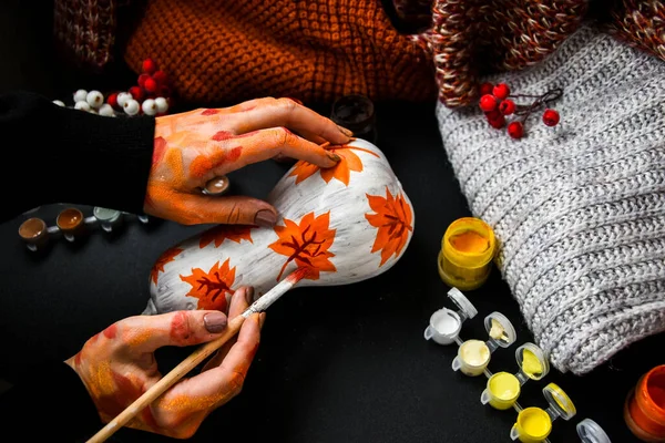 Diy Yourself Woman Paints Thanksgiving Decorations Orange Pumpkin Halloween Autumn — Stock Photo, Image