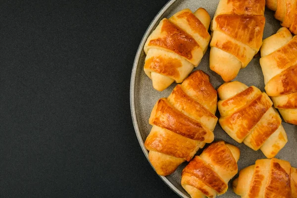 Hausgemachte Leckere Croissants Auf Einem Grauen Dessertteller Leckere Hausgemachte Buttercroissants — Stockfoto