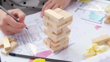 4k Mimari Tasarımcı İç mimar, ofis işyerindeki ahşap oyunun planlarını çiziyor. Evin masa mimarisi planı, renk paleti. Kadın mimar