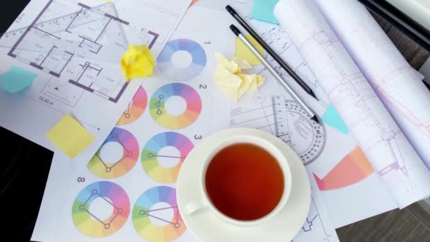 4k Arquitecto diseñador Interior creativo mano de obra utilizando pegatinas de colores en el lugar de trabajo de la oficina en el plano arquitectónico de escritorio de la casa, paleta de colores. Arquitecta mujer — Vídeo de stock