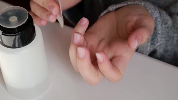 Kobiece ręce robiące manicure. Pielęgnacja paznokci. Zrób sobie manicure, siedząc w domu. Diy. — Wideo stockowe