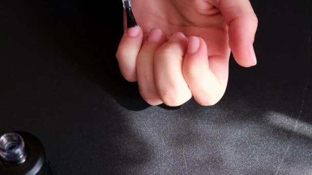 Mani femminili che fanno la manicure. Cura delle unghie, cura di sé. Fai la manicure da solo mentre rimani a casa. Fai da te — Video Stock