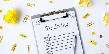 Ofis malzemeleriyle birlikte beyaz arka planda liste yapmak için. Üretken kalmayı planlıyorum. Düz yatıyordu. Üst Manzara. Sarı Buruşuk Kağıt