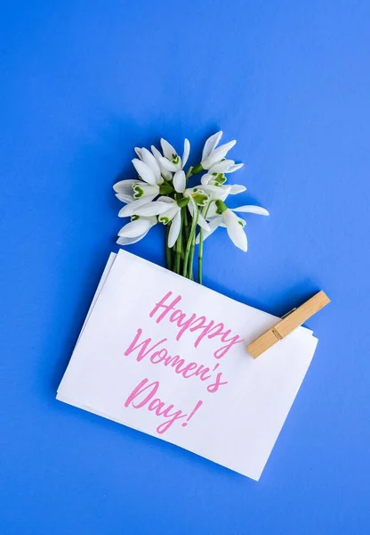 Glückliche Glückwunschkarte zum Frauentag. Frühlingsblumen Schneeglöckchen. Schöner zarter Blumenstrauß. Urlaubskonzept — Stockfoto
