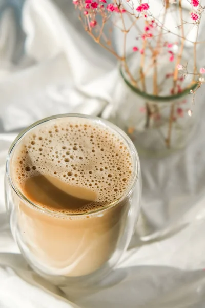 Une tasse de latte cappuccino. Matin café esthétique vibes. Petit déjeuner. Fleurs de gypsophile rose — Photo