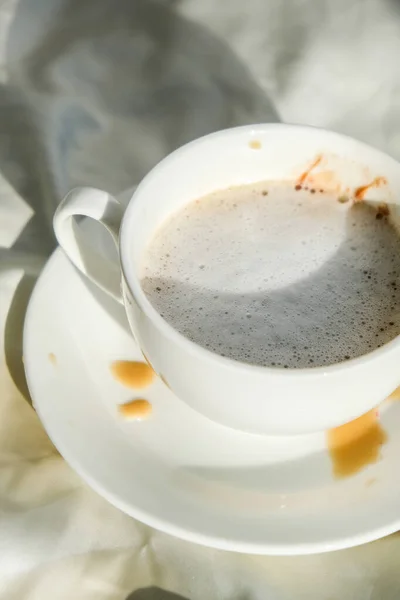 Βρώμικο λευκό φλιτζάνι τσάι με αφρό γάλακτος. Πρωινός καφές. Λάτε καπουτσίνο. — Φωτογραφία Αρχείου