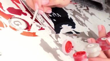 4k kadın el boyama, araba ve kız numaralarından tuval resim çizer. Yaratıcı hobi. Yeni başlayanlar için boya. Evde yalnız kalmak için boş zaman aktivitesi, stres karşıtı bir fikir..