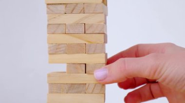 Kadın eli evde tahta blok kaldırma oyunu oynuyordu. Birlikte eğleniyoruz. Masa oyunu ve çocukların eğlence konsepti. Eğlenmek için masa oyunu