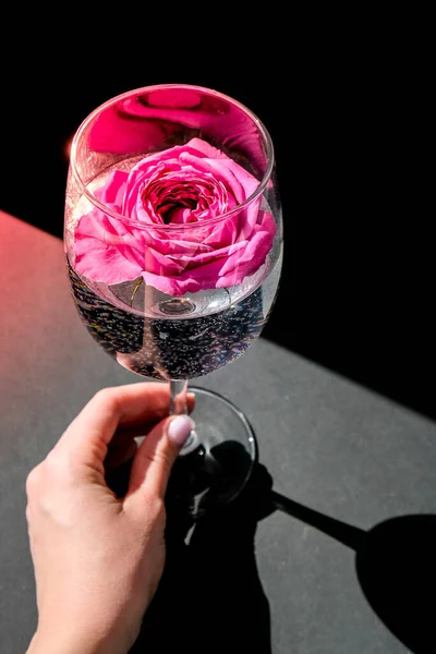 Copo Vinho Cheio Pétalas Flor Rosa Mesa Com Preto Vida — Fotografia de Stock