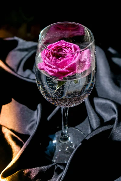 잔에는 직물로 분홍색 테이블 있습니다 현대적 홀리데이 발렌틴 Valentines 여자의 — 스톡 사진