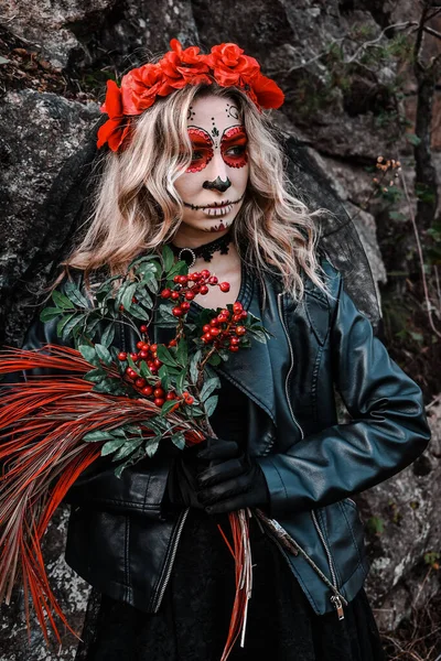 Κοντινό πορτραίτο της Καλαβέρα Κατρίνα. Νεαρή γυναίκα με ζαχαρωτό μακιγιάζ και κόκκινα λουλούδια. Ντία ντε λος Μουέρτος. Η μέρα των νεκρών. Απόκριες. — Φωτογραφία Αρχείου