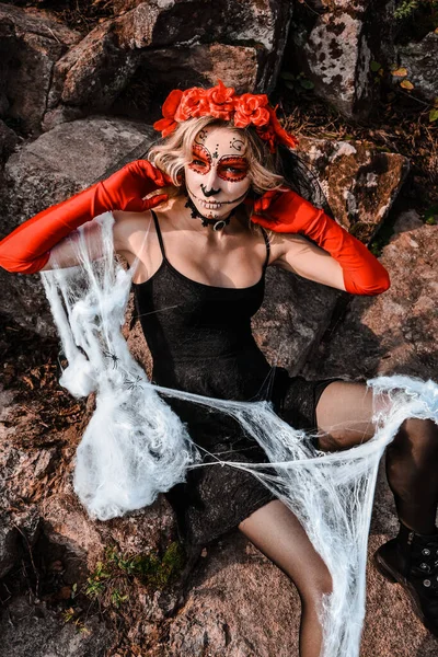 Gros portrait de Calavera Catrina. Jeune femme avec du maquillage de crâne de sucre et toile d'araignée blanche. Dia de los muertos. Jour des Morts. Halloween. — Photo