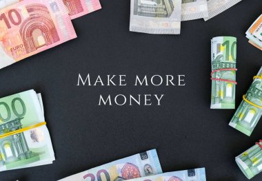 Daha fazla para kazan Euro banknotları yaratıcı planlardır. İş konsepti, gelişim perspektifi. Düz yatıyordu. Üst Manzara. Asgari yaratıcılık modeli. Zenginlik ve refah finansmanı iş bütçesi.