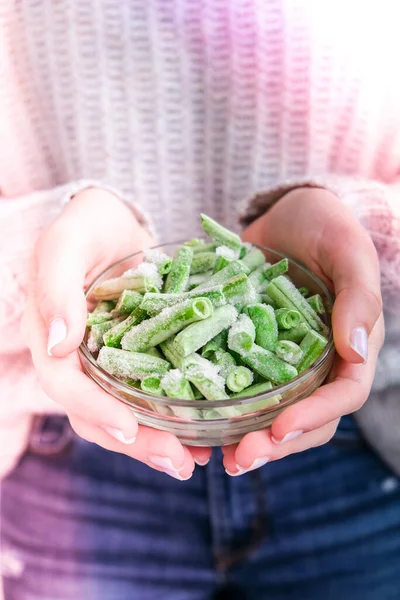 Tangan Wanita Memegang Mangkuk Dengan Kacang Hijau Beku Pelestarian Sayuran — Stok Foto