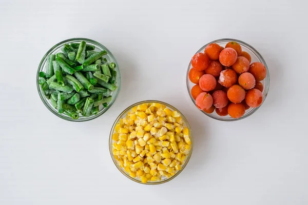 Três Tigelas Legumes Congelados Comida Milho Amarelo Feijão Verde Tomates — Fotografia de Stock