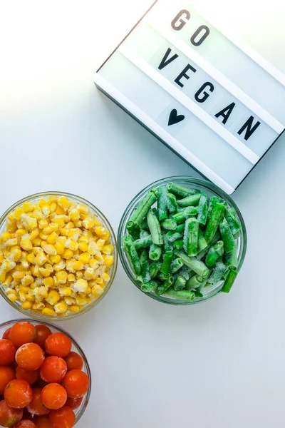 Lightbox Dengan Teks Vegan Tiga Mangkuk Sayuran Beku Makanan Jagung — Stok Foto