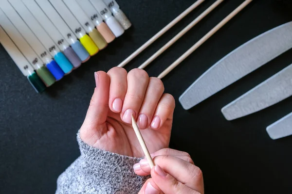 Thuis Werken Met Spijkers Nagelverzorging Zelfzorg Vrouwelijke Manicure Doe Zelf — Stockfoto