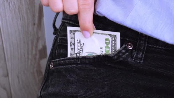 Mouvement lent Fermez la main de la femme d'affaires prenant le billet de la poche. Investissement rentable. L'échange de devises. L'argent pour acheter des titres de créance augmente les revenus. Main met des billets en dollars dans le — Video