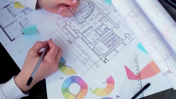 Les mains utilisent un crayon avec un rapporteur. Projets architecturaux dessins avec outils. Lieu de travail des architectes. Ingénierie Designers d'intérieur table de travail — Video