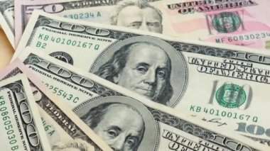 4K 100 dolarlık banknotlar dönüyor. Dönüşümlü kağıt para yakın plan. Paralı arka plan Amerikan 100 dolarlık banknotlar. Başkan Franklin 'in portresi, iş ve finans kavramı