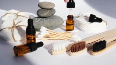 Yeniden kullanılabilir ve geri dönüşümlü banyo aksesuarları beyaz arka planda. Moda gölgeleri. Sıfır atık. Doğal kozmetik ve ekolojik yaşam konsepti