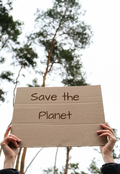 Kobiece Ręce Trzymające Karton Tekstem Ocal Planetę Zewnątrz Środowisko Naturalne — Zdjęcie stockowe