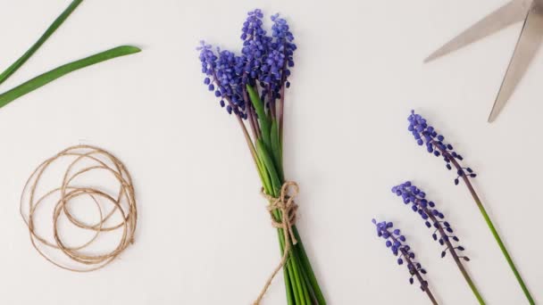 2021年5月4日乌克兰基辅，4千只雌性手拍下花束蓝色麝香的照片作为礼物。我打电话给修剪花。博客作家，花店里有影响力的花匠。生态风格。工作空间的花匠 — 图库视频影像