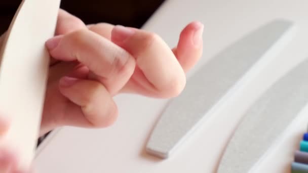 Las manos femeninas hacen manicura. Cuidado de uñas, cuidado personal. Haz la manicura tú solo mientras te quedas en casa. Diy. — Vídeo de stock