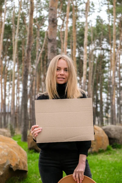 Kaukázusi fiatal nő portréja, kartonpapírral a szabadban. Természet háttér. A szöveg másolási helye — Stock Fotó