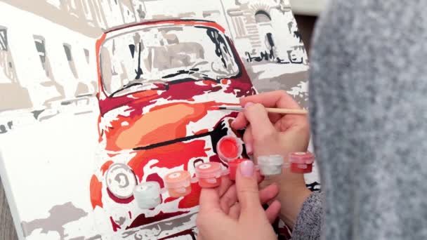 4k Mãos femininas para colorir desenhar tela Imagem por números carro e menina. Passatempo criativo. Tinta para principiantes. Atividades de lazer para ficar em casa isolamento, ideia anti-stress. — Vídeo de Stock