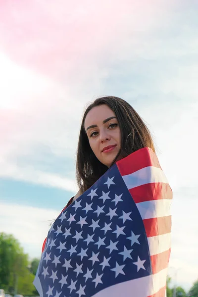 Joven morena milenaria sosteniendo La Bandera Nacional de USA. Bandera Americana. Viajero turístico o patriotismo. Inmigrante en el país libre. 4 de julio Día de la Independencia. Caucásica —  Fotos de Stock