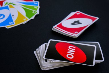 Kiev, Ukrayna - 10.03.2021 Siyah Masa Oyunları 'nda UNO kartları. Eğlenmek için. Masa oyunları. Çocukların aileleri için evde boş zaman aktivitesi. Salgın