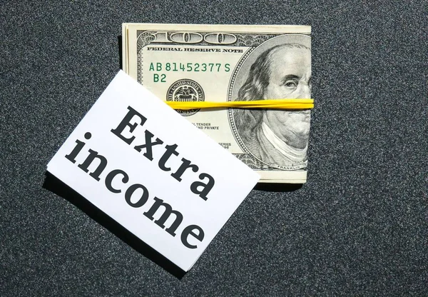 Dolar, nakit para ve ekstra gelir yazılı kağıt not. Finansal planlama kavramı. Yarı zamanlı dolandırıcılıktan ya da ikinci işten daha fazla para kazanırsın. Başlangıç yatırımı