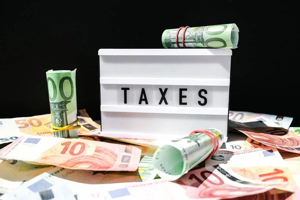 Lightbox Deska Slovem Taxes Černými Písmeny Kolem Eurobankovek Pojetí Placení — Stock fotografie