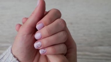 4k yakın plan zarif pastel doğal modern tasarım manikürü. Kadın eli işte. Jel tırnaklar. Çıplak manikür. Bej rengi. Cilt bakımı. Güzellik. Tırnak bakımı