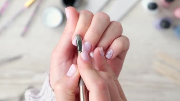 Manicura moderna de diseño desnudo femenino. Cuidado de uñas, cuidado personal. Manicura de hardware profesional. Procedimiento para la preparación de las uñas. Manicurista empuja hacia atrás las cutículas — Vídeo de stock