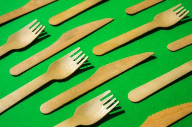 Çevre dostu fast food konteynerleri. Tahta çatallar ve bıçaklar. Çevre dostu tek kullanımlık sofra takımı. Fast food, restoran, paket servis, piknik gibi şeylerde kullanılır. Plastik sıfır atık