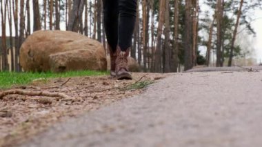 Tanınmayacak kadar kötü biri ormandaki çimlere plastik şişe fırlatıyor. Kavramsal ekolojik sorun, plastik geri dönüşümü, doğanın kirliliği.