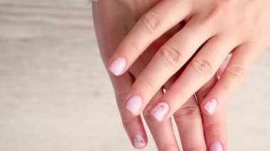 4k yakın plan zarif pastel doğal modern tasarım manikürü. Kadın eli işte. Jel tırnaklar. Çıplak manikür. Bej rengi. Cilt bakımı. Güzellik. Tırnak bakımı