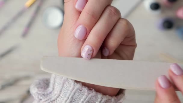 Manicura moderna de diseño desnudo femenino. Cuidado de uñas, cuidado personal. Manicura de hardware profesional. La mujer se hace una manicura en casa con lima de uñas, se corta las uñas. 4k. Proceso de corte de uñas. — Vídeo de stock